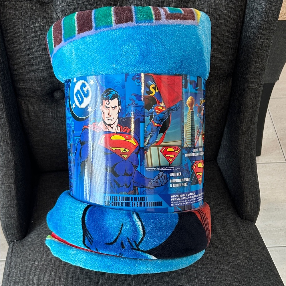NEW 🆕 DC Superman Plush Slumber Blanket - 137x142 cm / 54x56 in open